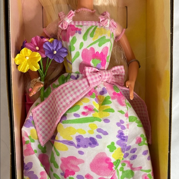 Barbie Spring Petals Special Edition - Picture 6 of 9